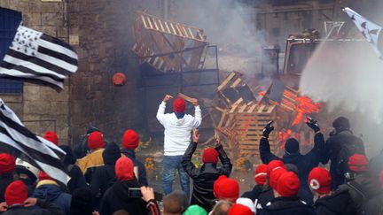 Des opposants &agrave; l'&eacute;cotaxe d&eacute;fient les CRS &agrave; Quimper (Finist&egrave;re), le 2 novembre 2013. (FRED TANNEAU / AFP)