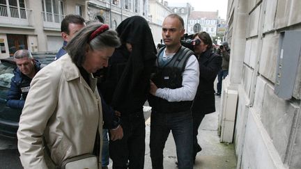 Le principal suspect dans la mort du jeune Alexandre Junca, accompagn&eacute; de son avocate (&agrave; gauche)&nbsp;arrive, le 7 avril 2013, au palais de justice de Pau (Pyr&eacute;n&eacute;es-Atlantiques). (THIERRY SUIRE / AFP)