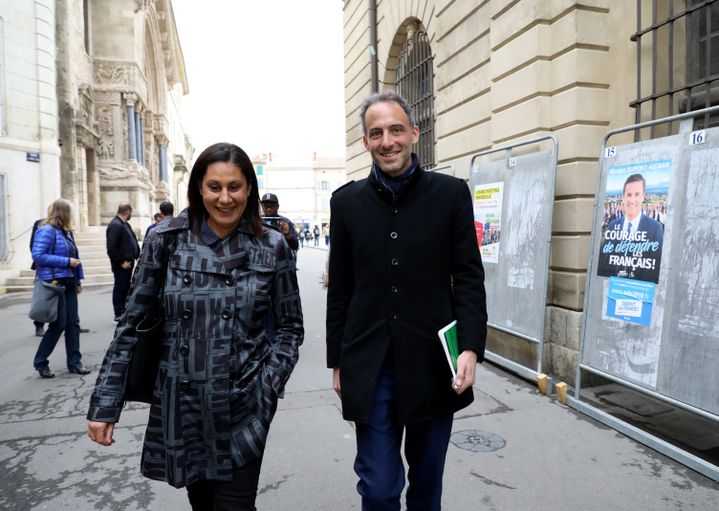 Nora Mebarek et Raphaël Glucksmann dans les rues d'Arles (Bouches-du-Rhône), le 17 mai 2019. (MAXPPP)