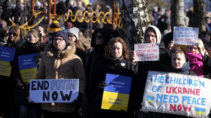 Les Lituaniens depuis le début de l'invasion russe se montrent très solidaires du peuple ukrainien. Cette photo a été prise à Vilnius, la capitale de la Lituanie, le 27 février 2022. (VALDA KALNINA / EPA)