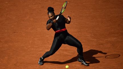 Serena Williams affronte&nbsp;Kristyna Pliskova lors du tournoi de Roland-Garros, le 29 mai 2018, à Paris. (CHRISTOPHE SIMON / AFP)