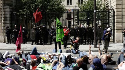 Des&nbsp;cheminots en grève manifestent devant le siège du PS, le 18 juin 2014.&nbsp; (MAXPPP)