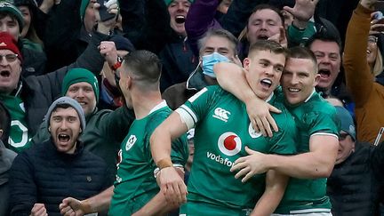 La joie irlandaise après l'essai du centre Garry Ringrose, le 5 février 2022. (PAUL FAITH / AFP)