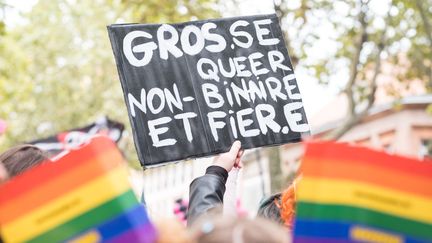 Une pancarte "Gros·se queer non binaire et fier·e" lors du défilé de la marche des Fiertés dans le centre ville de Toulouse le 10 septembre 2021. (THOMAS BARON / HANS LUCAS via AFP)