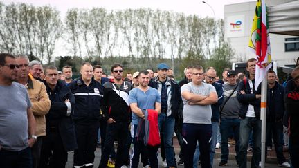 Des salariés en grève de la raffinerie TotalEnergies de Gonfreville en Normandie, le 10 octobre 2022. (LOU BENOIST / AFP)