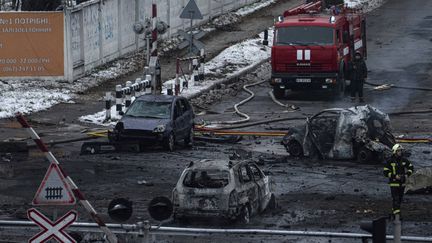 Un quartier de Kiev,&nbsp;la capitale&nbsp;ukrainienne, touché par un bombardement, le 23 novembre 2022. (EVGENIY MALOLETKA / AP / SIPA)