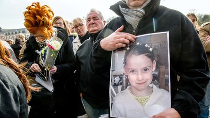 Une personne tient un portrait de Chlo&eacute;, tu&eacute;e &agrave; Calais (Pas-de-Calais), lors d'une marche en hommage &agrave; la petite fille,&nbsp;le 16 avril 2015. (PHILIPPE HUGUEN / AFP)