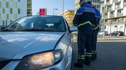 Un contrôle routier à Toulouse&nbsp;(Haute-Garonne), le 11 février 2022. (FREDERIC SCHEIBER / HANS LUCAS / AFP)