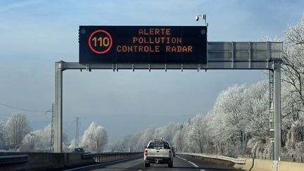 Pour cause d'alerte pollution, la vitesse est limité, ici à Bonneville (Haute-savoie). (GREGORY YETCHMENIZA / MAXPPP)