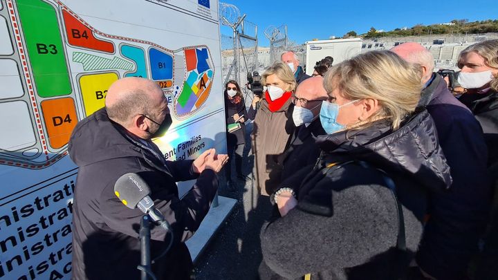 Valérie Pécresse et Eric Ciotti écoutant les explications du directeur du camp de réfugiés de Samos (Grèce) le 15 janvier 2022 (AUDREY TISON / FRANCEINFO / RADIO FRANCE)