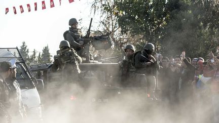 Des militaires tunisiens quittent le mus&eacute;e du Bardo, apr&egrave;s un attentat meurtrier, commis le 18 mars 2015. (AHMET IZGI / ANADOLU AGENCY / AFP)