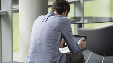 Non, cet homme de dos regardant une tablette n'est pas Jonathan Hirshon. (ERIC AUDRAS / MAXPPP)