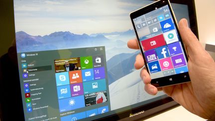 Le nouveau syst&egrave;me d'exploitation Microsoft 10,&nbsp;install&eacute; sur un PC et sur un smartphone, est pr&eacute;sent&eacute; lors d'une foire &agrave; Hanovre (Allemagne), en mars 2015. (MAXPPP)