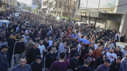 Des personnes se rassemblent après la mort de quatre Palestiniens à Jénine, tués par un raid israélien le 16 mars 2023 selon le ministère de la Santé palestinien. (JAAFAR ASHTIYEH / AFP)