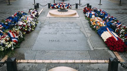 La tombe du soldat inconnu sous l'Arc de Triomphe, place de l'Étoile, à Paris. (DENIS MEYER / HANS LUCAS)