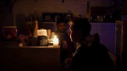 Dans un café de Kiev en Ukraine pendant une coupure&nbsp;d'électricité, le 27 octobre 2022. (OLEG PETRASYUK / EPA)