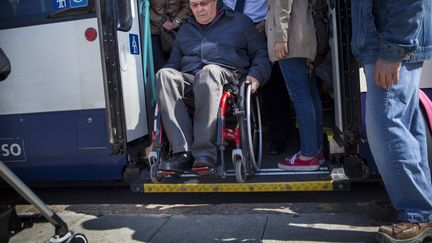 Le Parlement a approuv&eacute;, mardi 21 juillet 2015, le texte pr&eacute;voyant de nouveaux d&eacute;lais pour l'accessibilit&eacute; des b&acirc;timents publics et des transports aux personnes handicap&eacute;es. (AMELIE-BENOIST / BSIP / AFP)