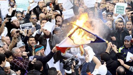 &nbsp; (Manifestation vendredi à Alger contre Charlie Hebdo et les caricatures du prophète Mahomet. Des drapeaux français ont été incendiés © REUTERS/Ramzi Boudina)