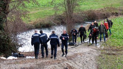 Des secours autour de la cavité souterraine de Cadrieu (Lot), le 28 janvier 2013, où un homme avait déjà été retrouvé mort. (LAETITIA BERTONI / MAXPPP)