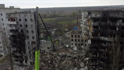 Guerre en Ukraine : des habitants retournent dans leurs appartements en ruines