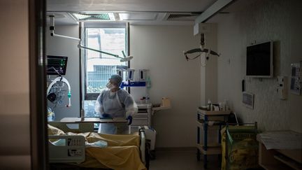 Le service de réanimation de l'hôpital Saint-Louis à Paris, le 28 mai 2020.&nbsp; (MARTIN BUREAU / AFP)