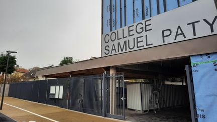 L'entrée principale du collège Samuel Paty de&nbsp;Valenton (Val-de-Marne). (NOEMIE BONNIN / RADIO FRANCE)