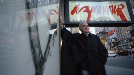 Charles Aznavour à Broadway, à New York, en novembre 1998. (DAVID LEFRANC / SYGMA VIA GETTY IMAGES)