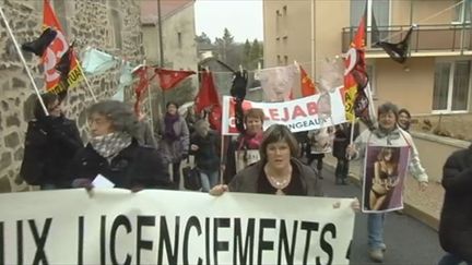 Les salariées de Lejaby manifestent pour tenter de sauver leur emploi, à Yssingeaux, en janvier 2012. (FTV)