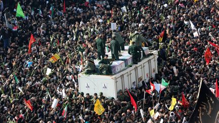 Des milliers de personnes assistent aux funérailles du&nbsp;général Qassem Soleimani&nbsp;le 6 janvier 2020 à Téhéran (Iran). (FATEMEH BAHRAMI / ANADOLU AGENCY / AFP)