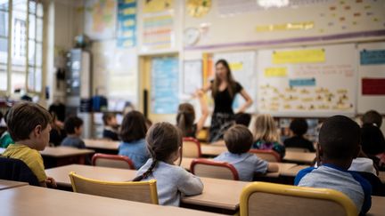 Une enseignante dans une classe, à Paris, le 2 septembre 2019. (MARTIN BUREAU / AFP)