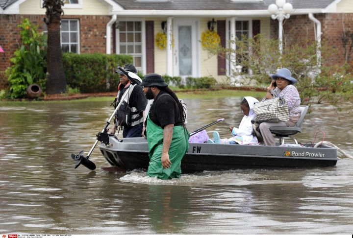 Des volontaires viennent en aide aux familles piégées à Baton Rouge, le 13 août 2016. (JOHN OUBRE / SIPA)