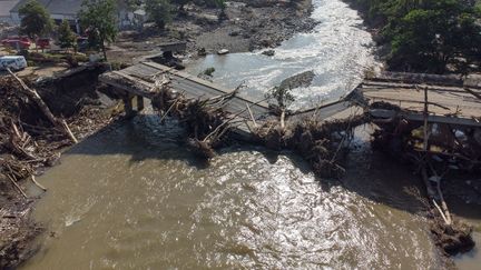 Une vue aérienne montre un pont sur la rivière Ahr détruit par les inondations à Ahrweiler, dans l'état de Rhénanie-Palatinat, en Allemagne, le 18 juillet 2021. (BORIS ROESSLER / DPA / AFP)