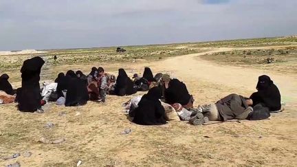 Groupe de femmes et d'enfants sortis de Baghouz (Syrie), le 15 février 2019. (ETIENNE MONIN / RADIO FRANCE)