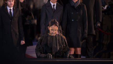 Céline Dion devant le cercueil de&nbsp;René Angélil, le 22 janvier 2016.&nbsp; (Geoff Robins / AFP)