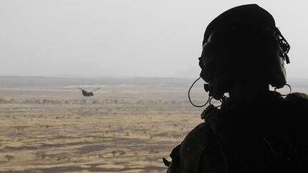 Un soldat britannique quitte la région de Hombori à bord d'un hélicoptère Chinook, le 28 mars 2019, lors du lancement de l'opération française Barkhane, dans la région du Gourma, au Mali. (DAPHNE BENOIT / AFP)