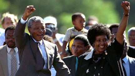 Le 11 février 1990, Nelson Mandela marche au côté de son épouse Winnie Mandela. Il vient d'être libéré après 27 ans de prison. (Photo Reuters/Ulli Michel)