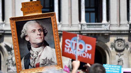 Emmanuel Macron portraituré en Louis XVI lors d'une manifestation à Paris le 5 mai 2018 (GERARD JULIEN / AFP)