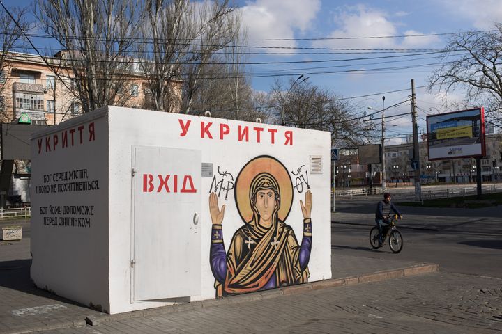 Un abri antiaérien construit en surface dans les rues de Kherson (Ukraine), le 1er avril 2023. (MATHIEU DREUJOU / FRANCE TELEVISIONS)