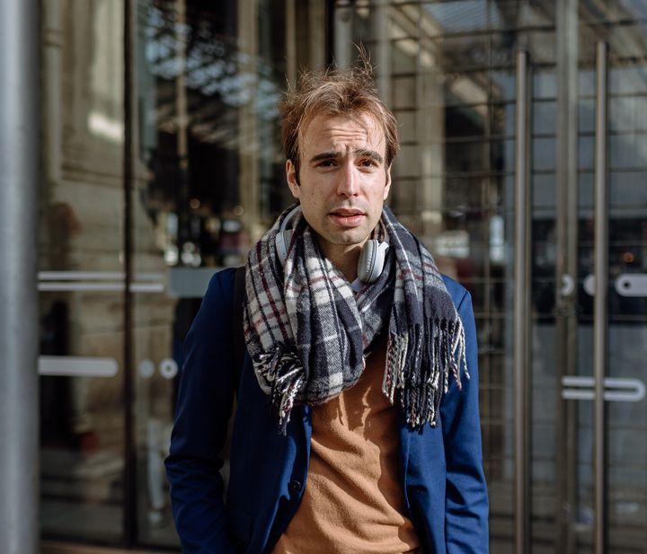 Charles André pose devant la gare du Nord, à Paris, le 12 avril 2022. (PIERRE MOREL / FRANCEINFO)