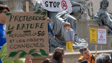 L'association "Resistance 5G Nantes" organise un rassemblement contre la 5G à Nantes (Loire-Atlantique), le 6 juin 2020.&nbsp; (ESTELLE RUIZ / NURPHOTO / AFP)