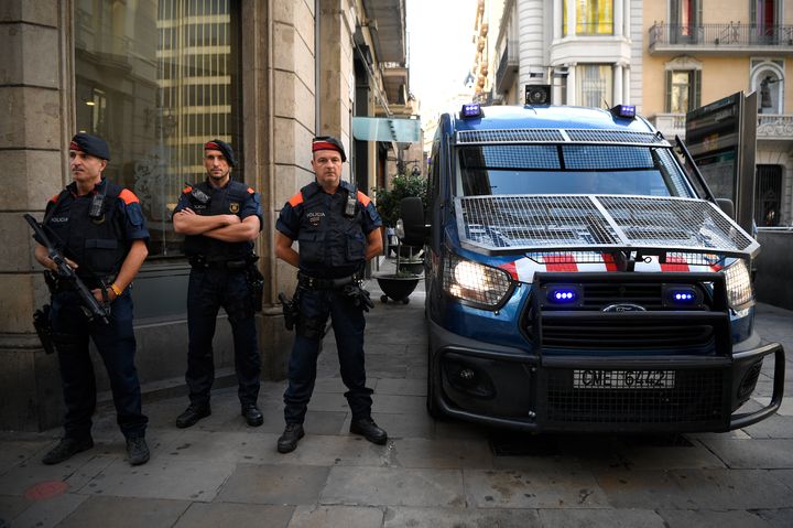 Des Mossos, des policiers catalans, montent la garde, le 23 septembre 2017, à Barcelone (Espagne) (LLUIS GENE / AFP)