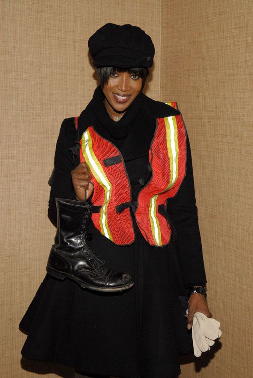 Naomi Campbell pose dans sa tenue pour les travaux d'int&eacute;r&ecirc;t g&eacute;n&eacute;ral auxquels elle a &eacute;t&eacute; condamn&eacute;e, &agrave; New York (Etats-Unis), le 19 mars 2007. (KEVIN MAZUR / WIREIMAGE / GETTY IMAGES)