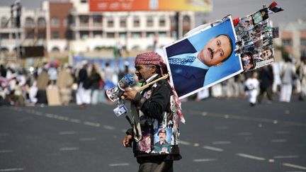 Un supporter du pr&eacute;sident Ali Abdullah Saleh porte un portrait du chef d'Etat sortant le 2 d&eacute;cembre 2011 &agrave; Sanaa (Y&eacute;men). (MOHAMMED HUWAIS / AFP)