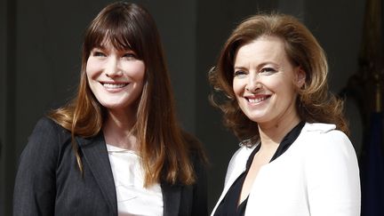 Carla Bruni-Sarkozy et Val&eacute;rie Trierweiler sur le perron de l'Elys&eacute;e lors de la passation de pouvoirs, le 15 mai 2012. ( JACKY NAEGELEN / REUTERS)