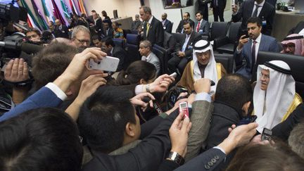 Réunion de l'OPEP le 04 décembre 2015. les journalistes se pressent autour du ministre saoudien du pétrole  (AFP/ Joe klamar)