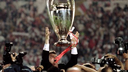 L'entra&icirc;neur de l'Ajax Amsterdam en 1995, Louis van Gaal, brandit la Ligue des champions conquise avec son club aux d&eacute;pens du Milan AC (1-0) le 24 mai 1995 &agrave; Vienne (Autriche). (REUTERS)