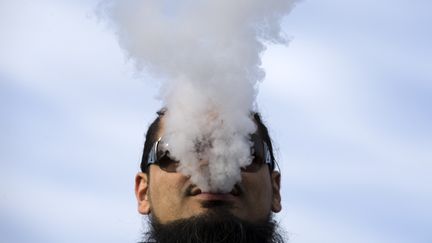 Un homme utilisant une cigarette électronique, aux Etats-Unis. (JOSE LUIS MAGANA / AFP)