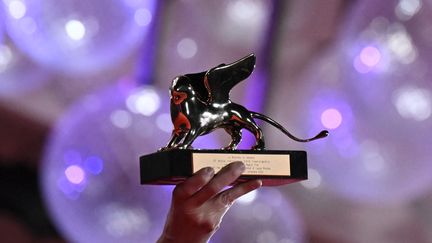 Le Lion d'or récompense le meilleur film à la Mostra de Venise. (TIZIANA FABI / AFP)