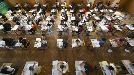 Des lycéens planchent sur le baccalauréat le 17 juin 2021 à Strasbourg (Bas-Rhin). (FREDERICK FLORIN / AFP)