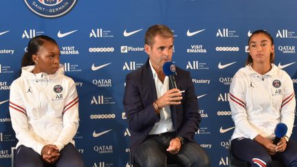 Le nouveau coach du PSG féminin Didier Ollé-Nicolle et ses joueuses visent à nouveau le titre en D1 Arkema. (Hortense Leblanc)